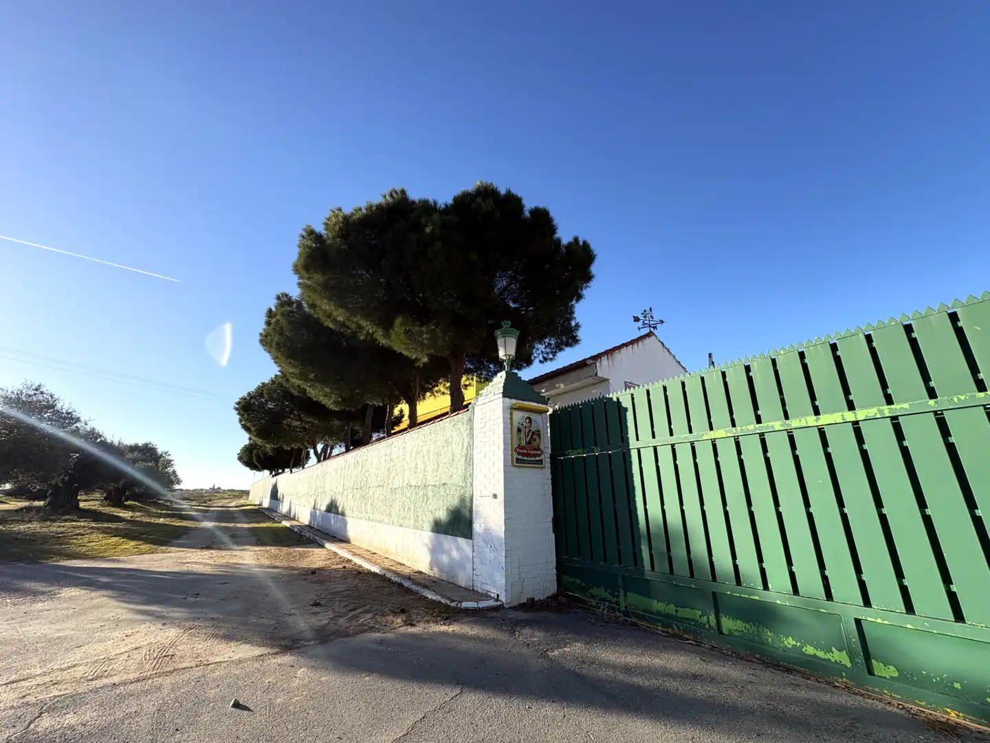 Außenansicht von Fabrikhallen zur Miete in Cedillo del Condado mit Heizung