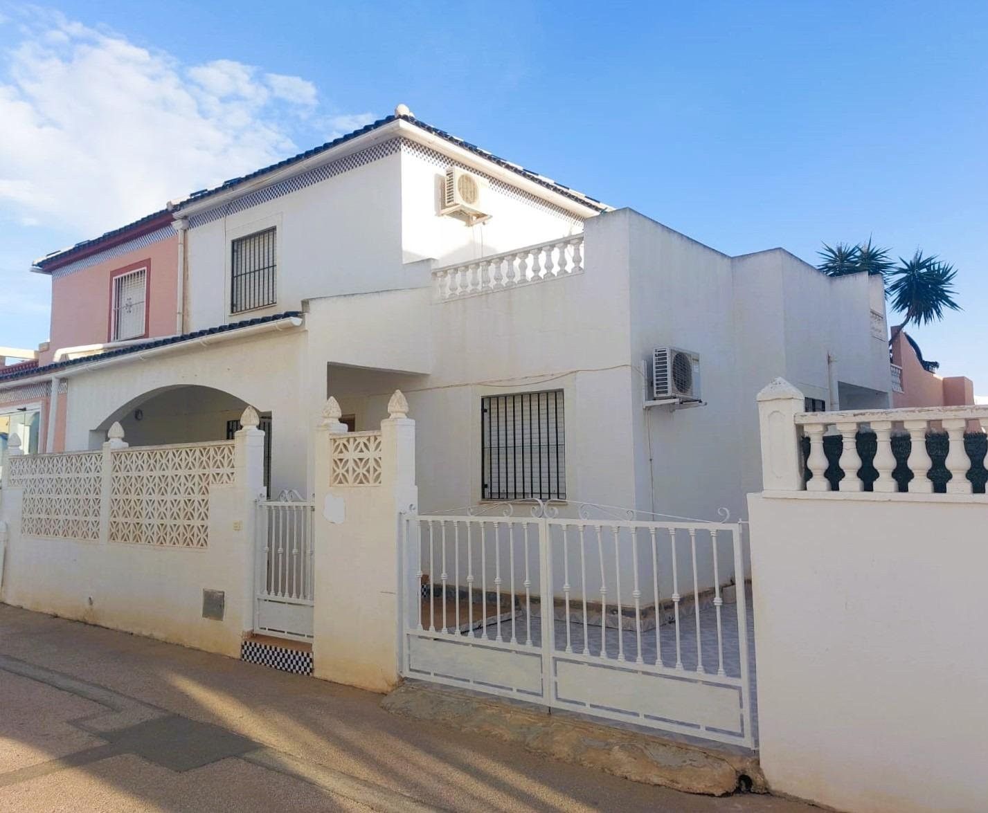 Vista exterior de Casa o xalet en venda en Torrevieja amb Calefacció, Jardí privat i Terrassa