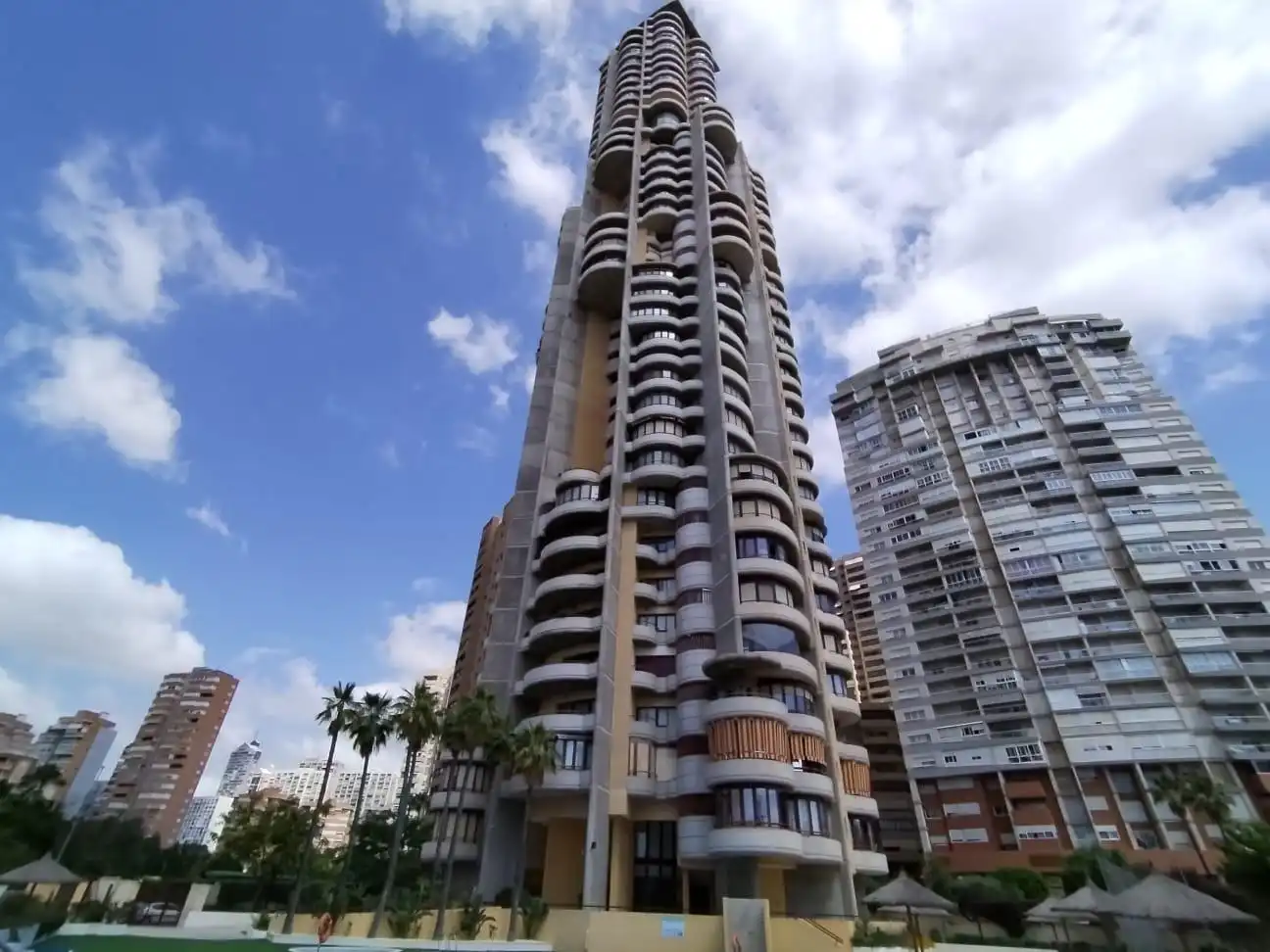 Vista exterior de Pis en venda en Benidorm amb Aire condicionat, Moblat i Piscina comunitària