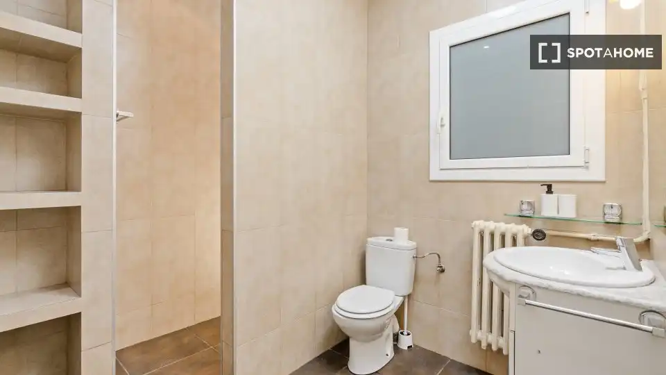 Baño de Piso para compartir en Barcelona con Aire acondicionado, Calefacción y Terraza