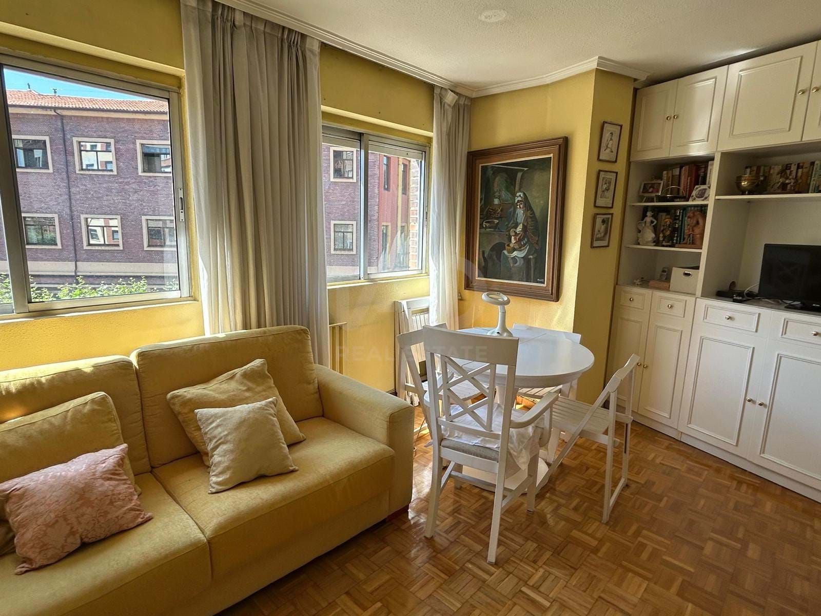 Sala de estar de Piso en venta en León Capital  con Calefacción y Terraza