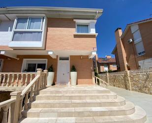 Vista exterior de Casa adosada en venda en Villalbilla amb Aire condicionat, Calefacció i Jardí privat