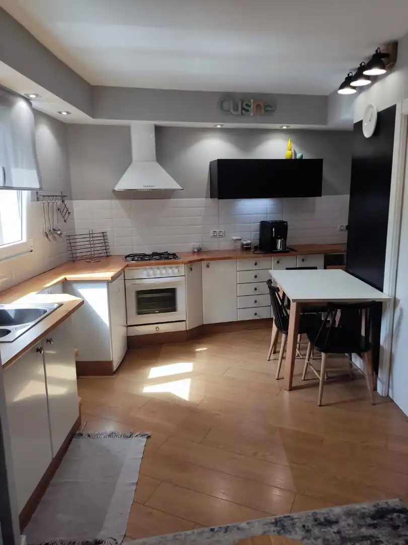 Cuina de Pis de lloguer en Santiago de Compostela  amb Calefacció, Parquet i Moblat