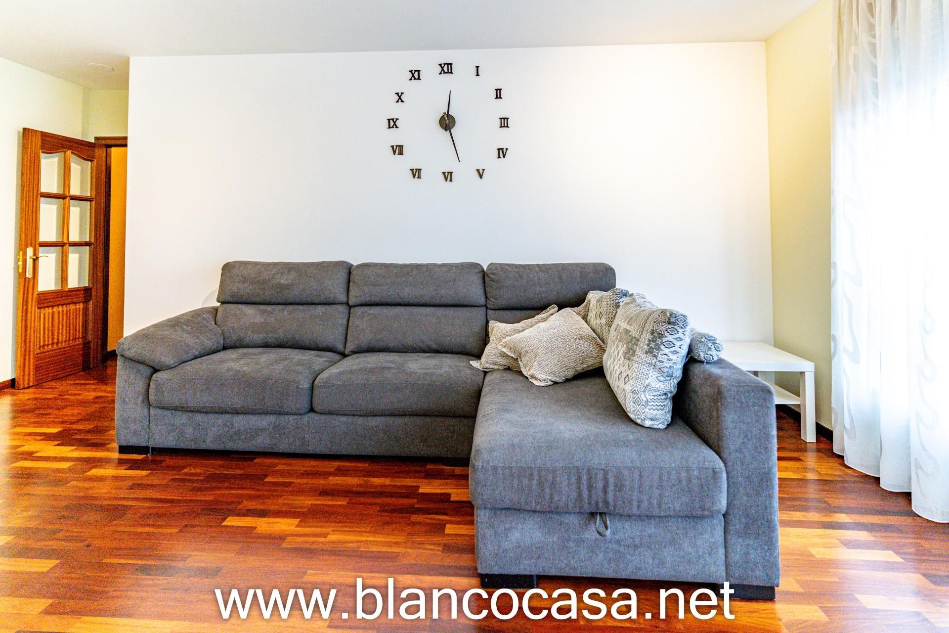 Sala de estar de Piso de alquiler en Carballo con Trastero y Amueblado