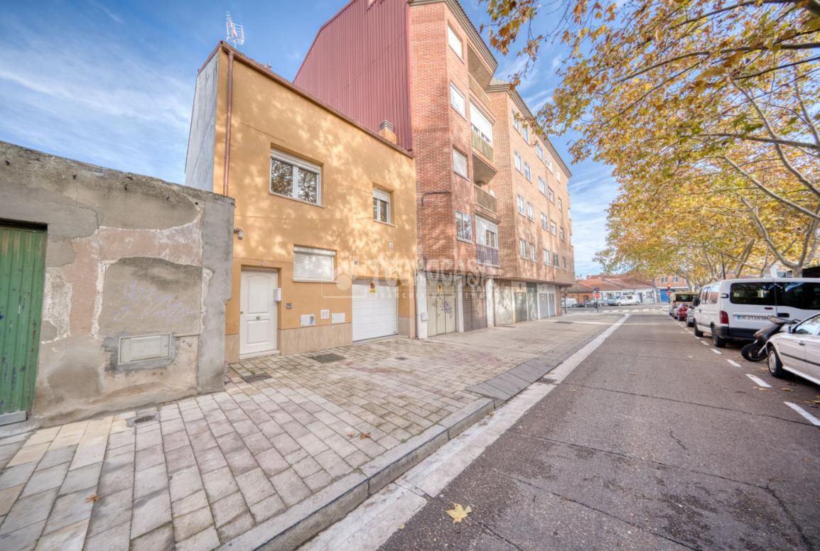 Vista exterior de Casa o xalet en venda en Valladolid Capital amb Aire condicionat i Terrassa