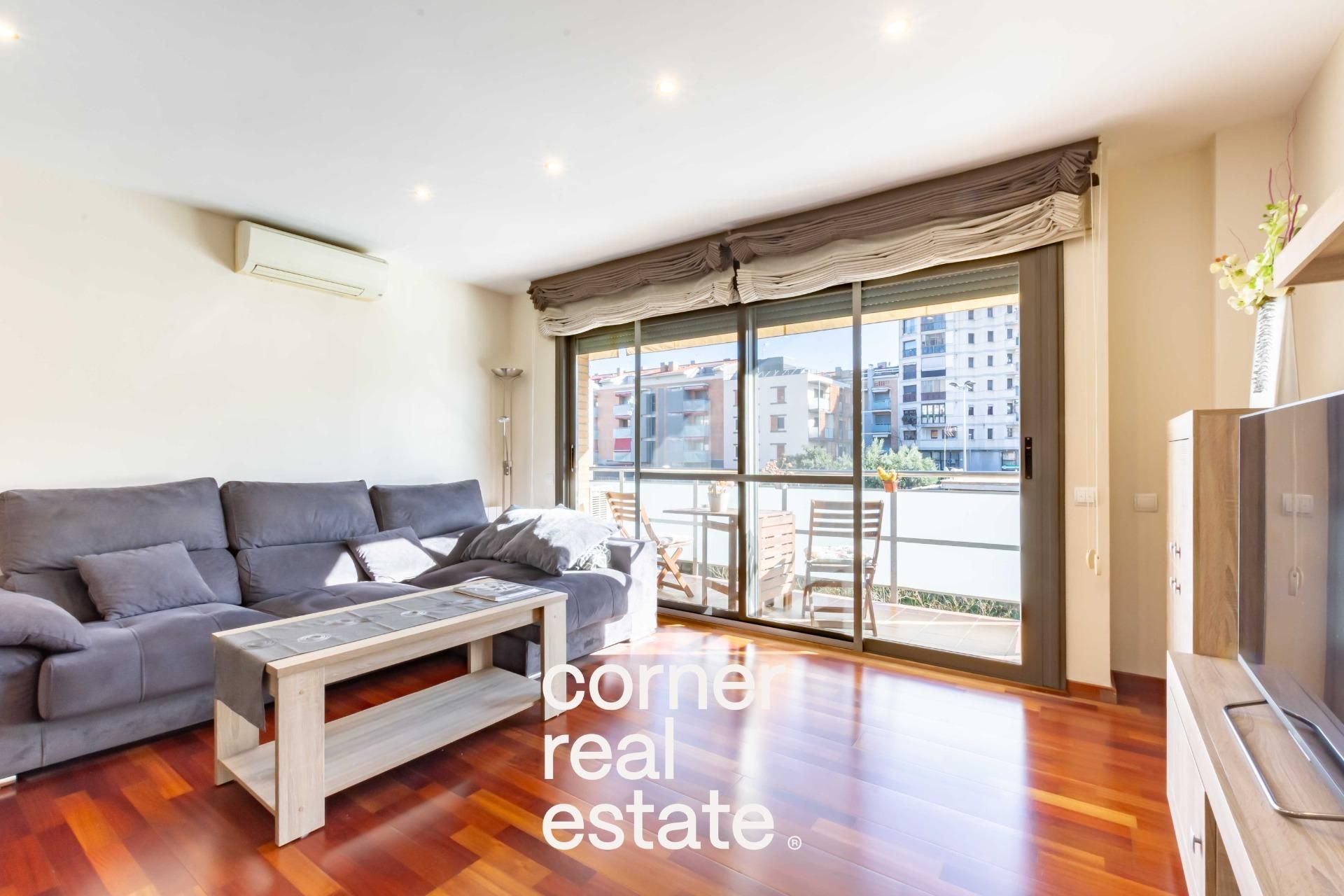 Vista exterior de Ático en venta en Rubí con Aire acondicionado, Calefacción y Jardín privado