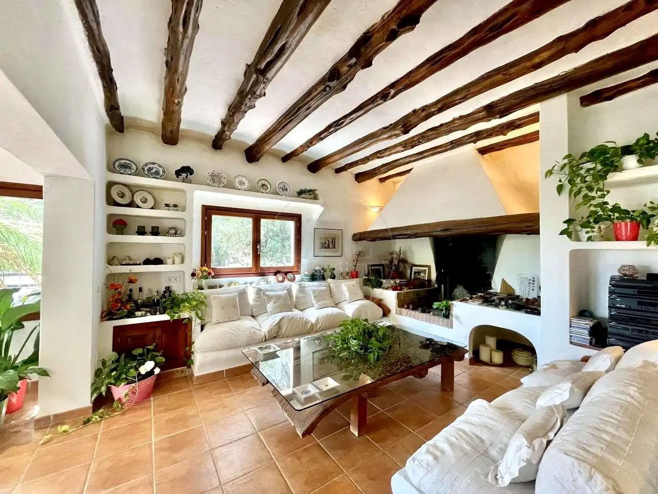 Sala d'estar de Casa o xalet en venda en Sant Joan de Labritja amb Aire condicionat, Jardí privat i Piscina