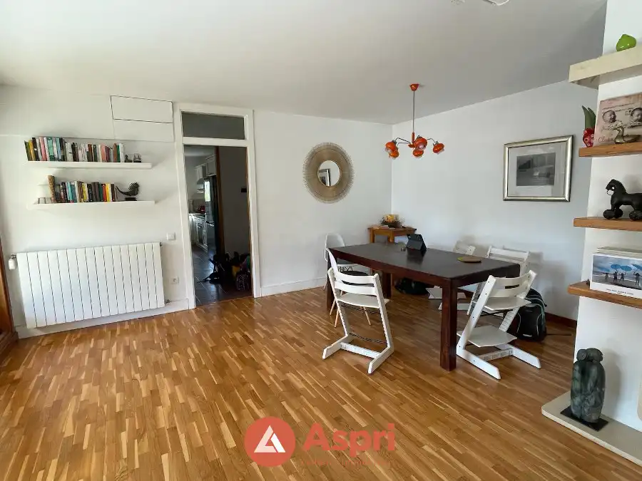 Menjador de Casa o xalet en venda en Esplugues de Llobregat amb Aire condicionat, Calefacció i Jardí privat