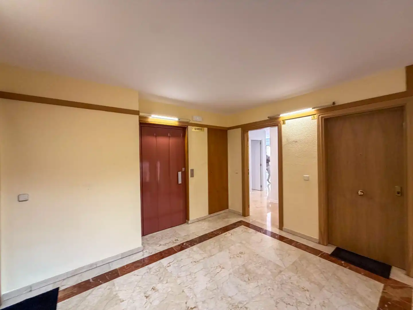 Wohnung zum Verkauf in Barcelona mit Klimaanlage, Heizung und Terrasse