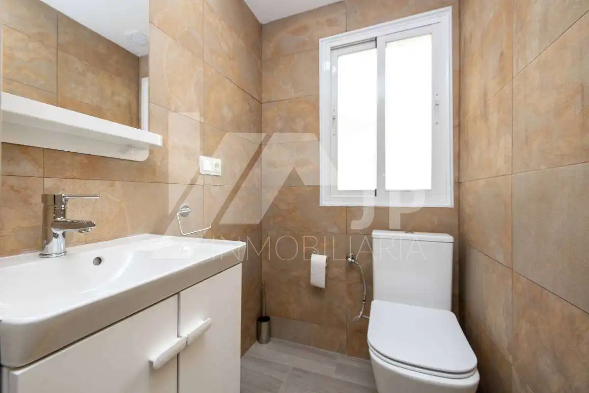 Baño de Piso de alquiler en Granada con Aire acondicionado, Amueblado y Lavadora