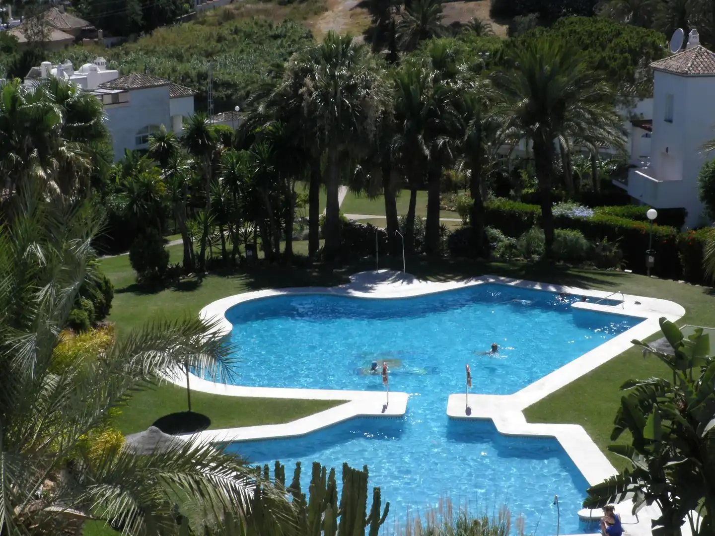 Piscina de Casa adosada en venda en Estepona amb Aire condicionat, Terrassa i TV