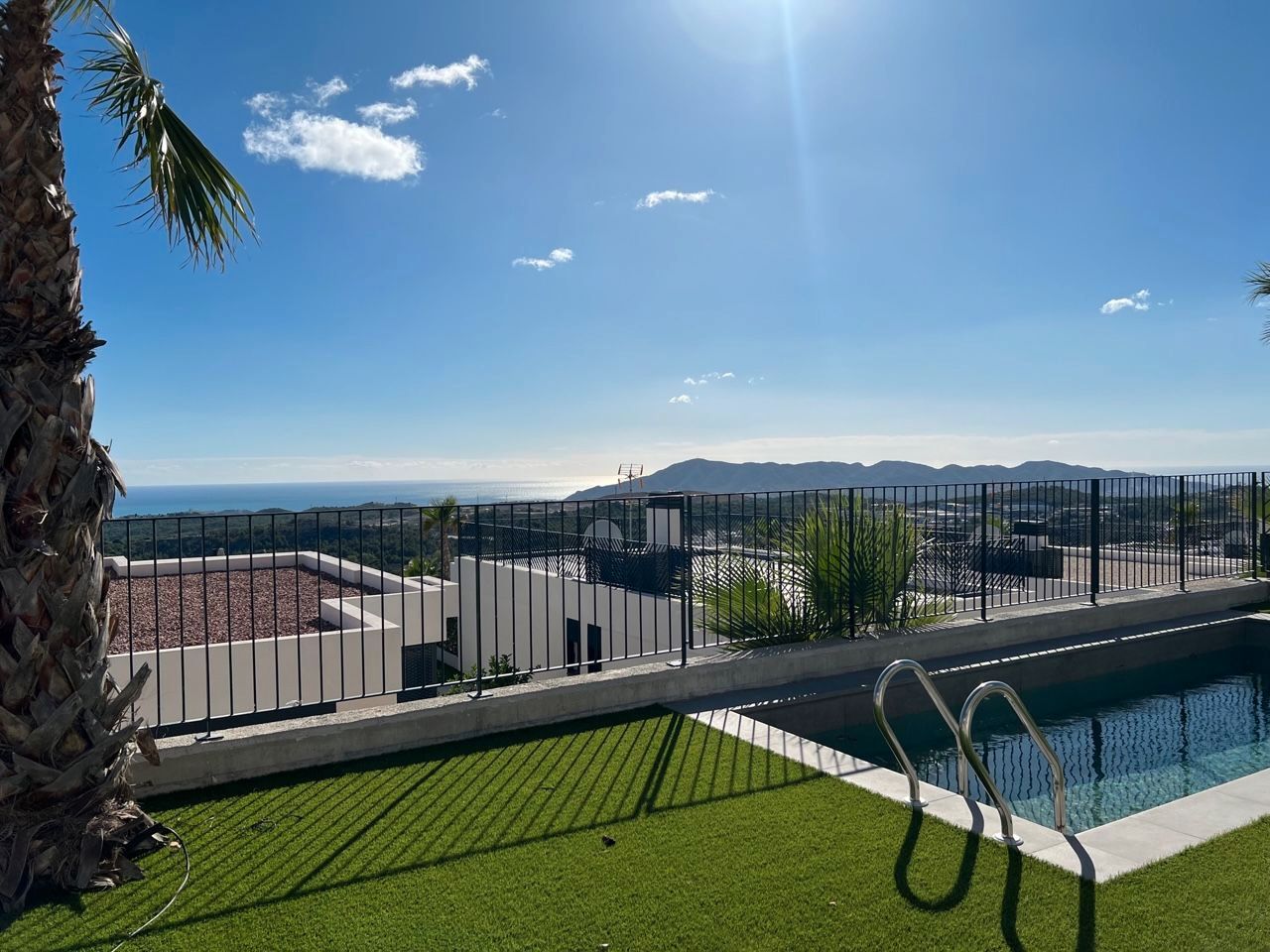 Vista exterior de Casa o xalet en venda en Polop amb Aire condicionat i Jardí privat