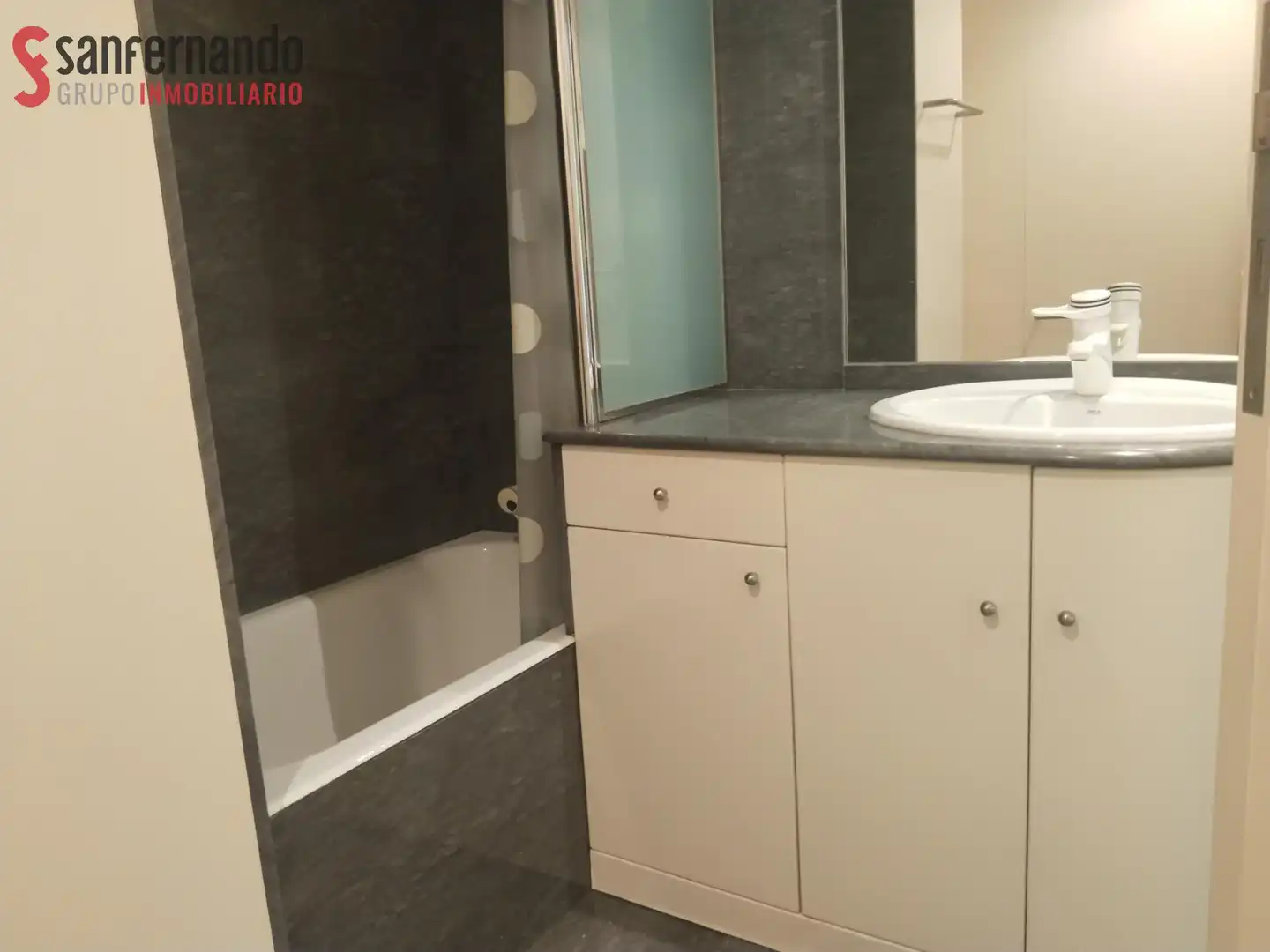 Badezimmer von Büro zur Miete in Torrelavega  mit Klimaanlage und Heizung