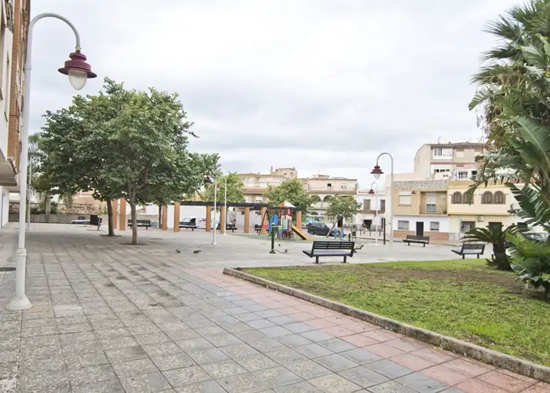 Vista exterior de Local en venda en Motril amb Aire condicionat