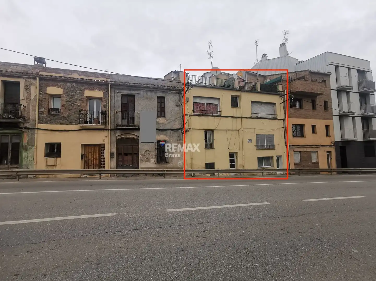 Vista exterior de Edifici en venda en La Roca del Vallès