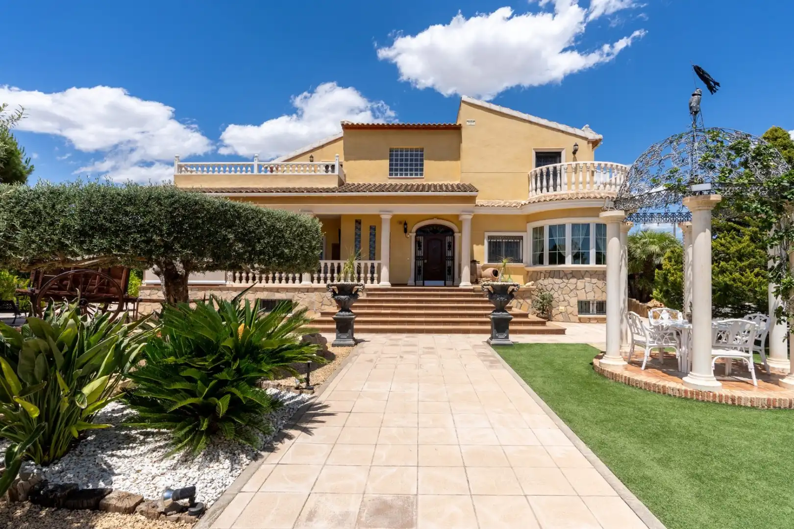 Vista exterior de Casa o chalet en venta en San Vicente del Raspeig / Sant Vicent del Raspeig con Aire acondicionado, Calefacción y Jardín privado