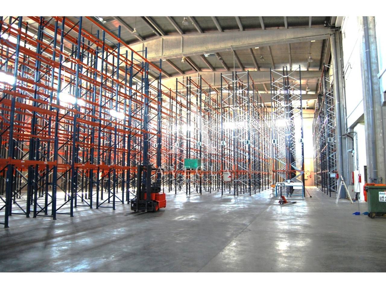 Industrial buildings to rent in València, 17