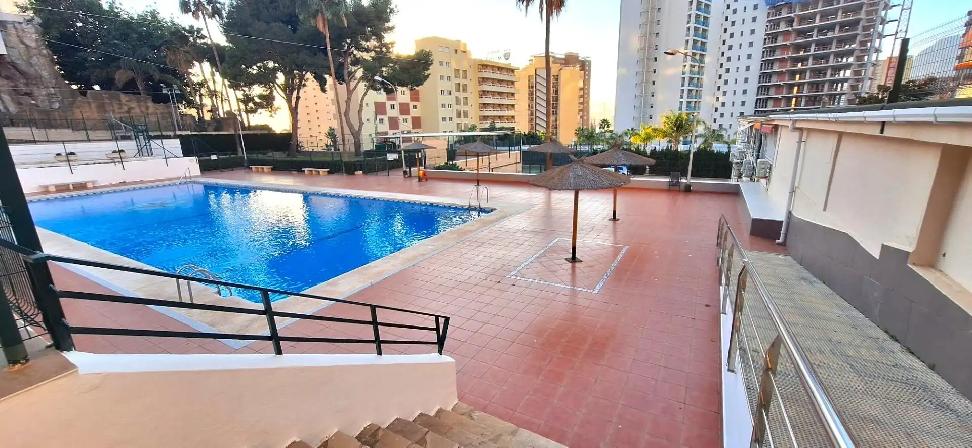 Piscina de Apartamento de alquiler en Benidorm con Aire acondicionado, Jardín privado y Amueblado