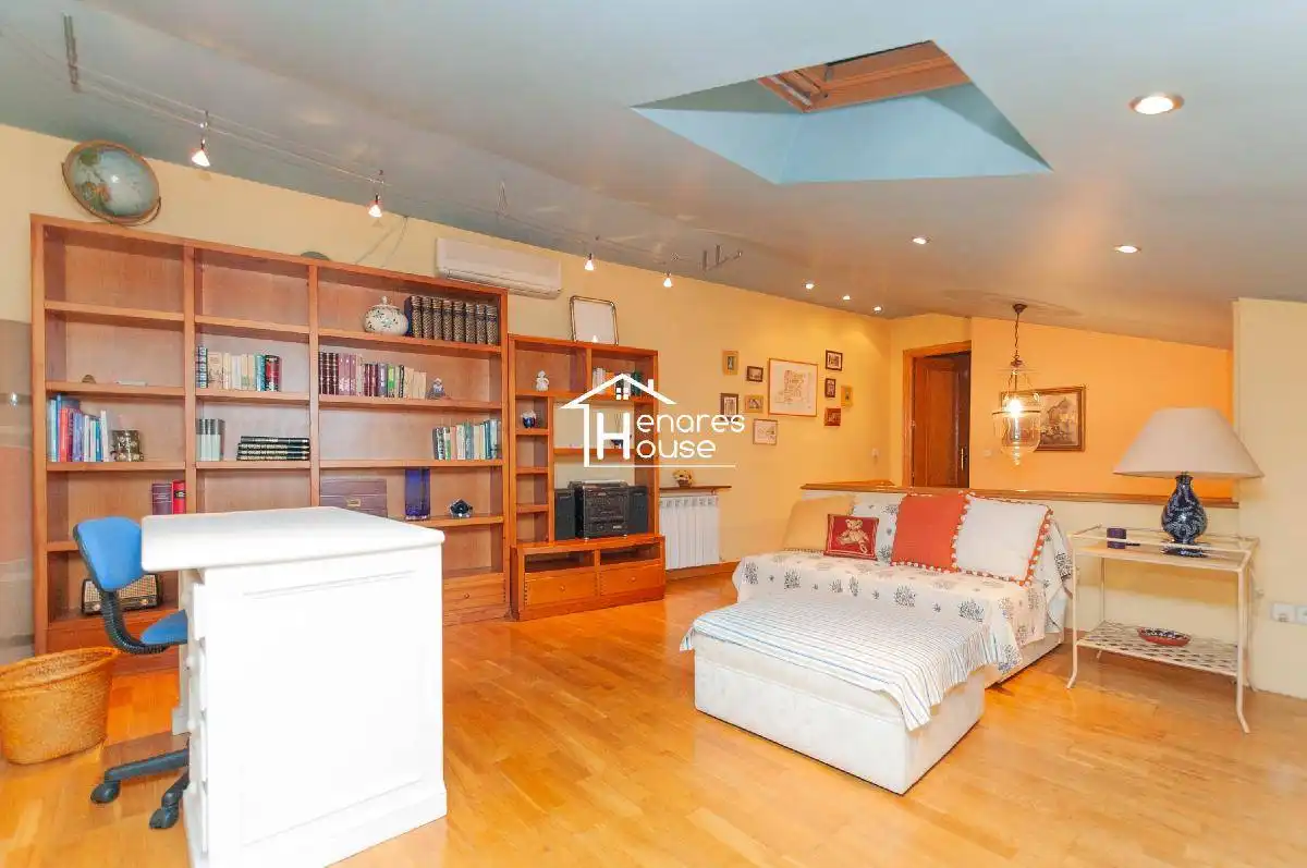 Sala de estar de Dúplex en venta en Alcalá de Henares con Aire acondicionado, Calefacción y Parquet