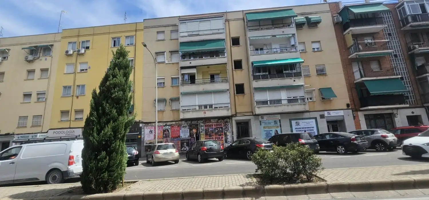 Vista exterior de Local en venda en Madrid