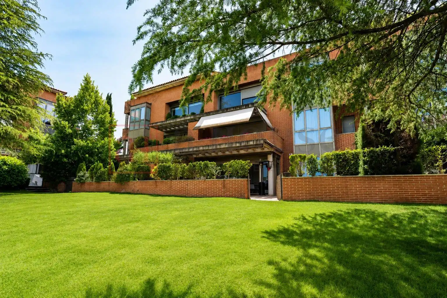 Vista exterior de Planta baja en venta en Madrid con Aire acondicionado, Calefacción y Jardín privado