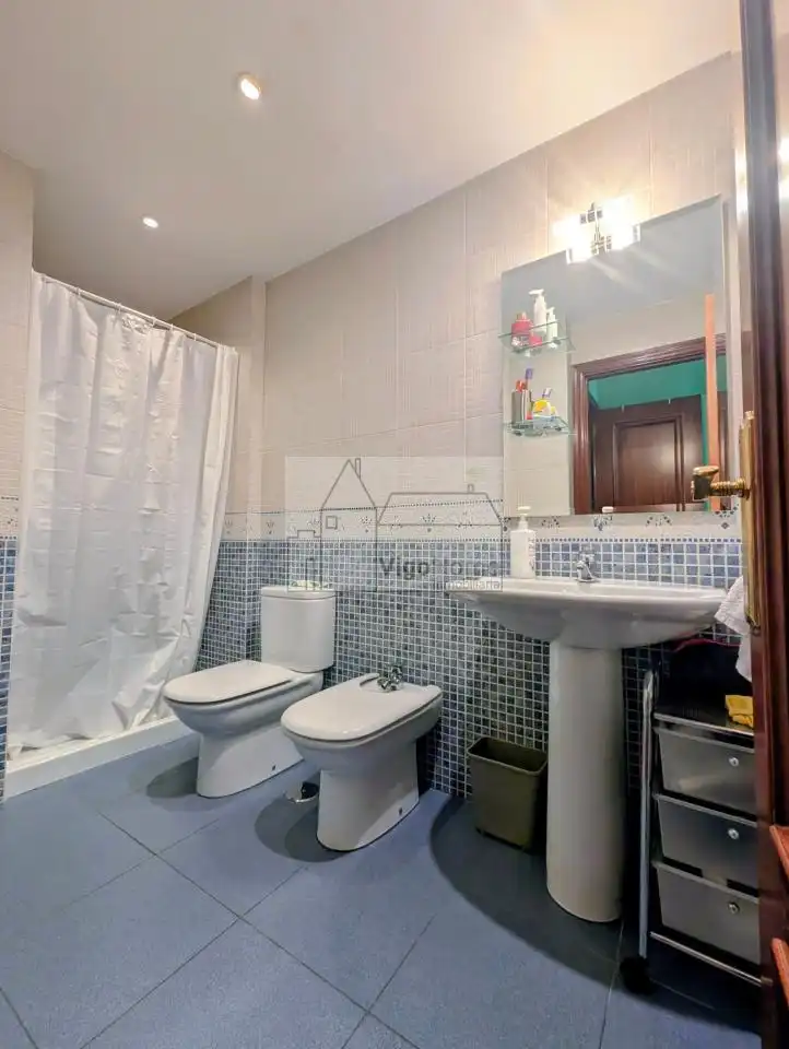 Bathroom of Flat for rent in Vigo   with Heating and Furnished