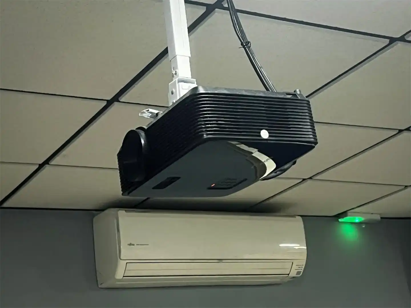 Geschaftsraum zur Miete in Linares mit Klimaanlage und Möbliert