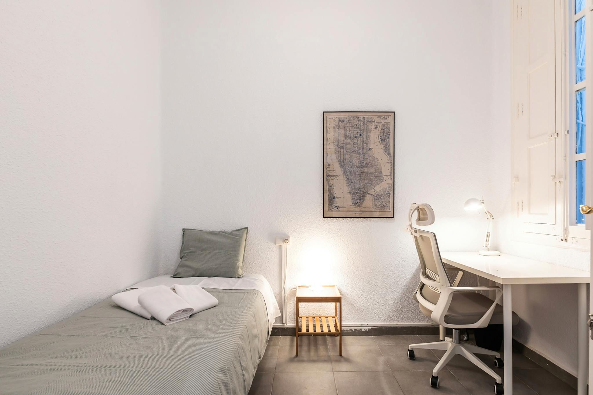 Bedroom of Flat to share in  Valencia Capital  with Heating, Washing machine and Balcony