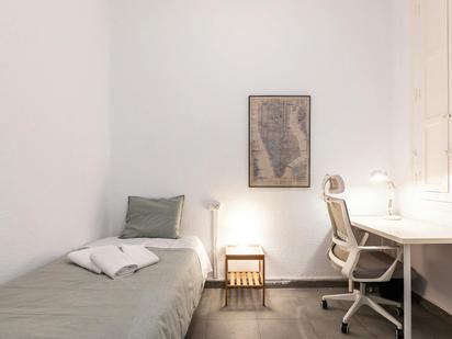 Bedroom of Flat to share in  Valencia Capital  with Heating, Washing machine and Balcony
