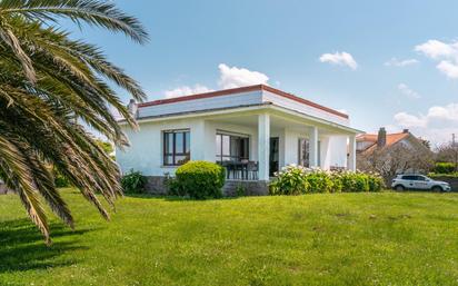 Vista exterior de Casa o xalet en venda en Villaviciosa amb Jardí privat