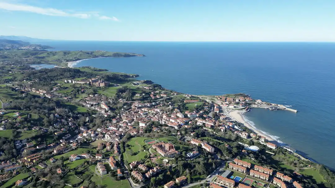 Vista exterior de Edifici en venda en Comillas (Cantabria)