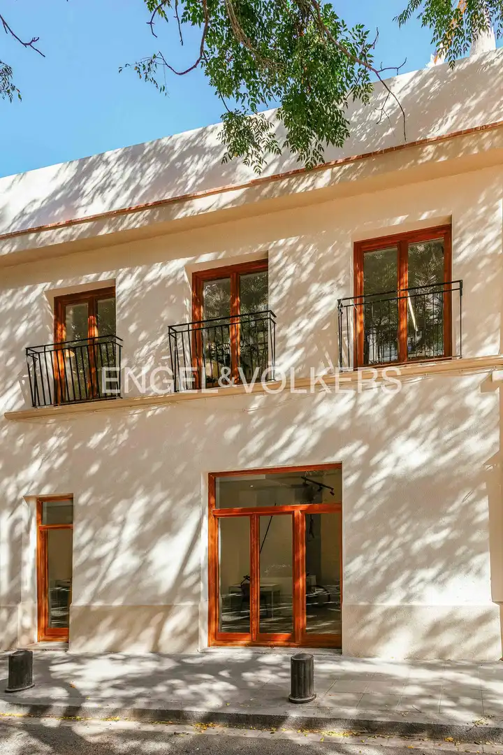 Vista exterior de Casa adosada en venda en Barcelona amb Aire condicionat, Calefacció i Jardí privat