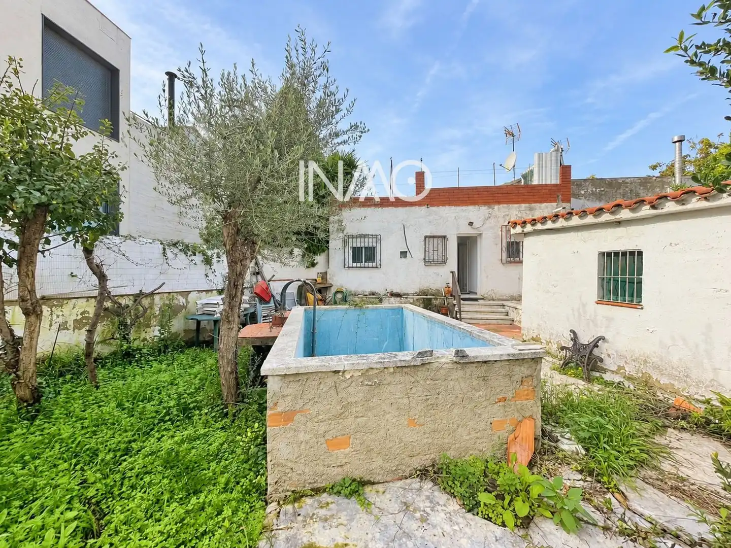 Swimming pool of Houses for sale in Can Vallhonrat