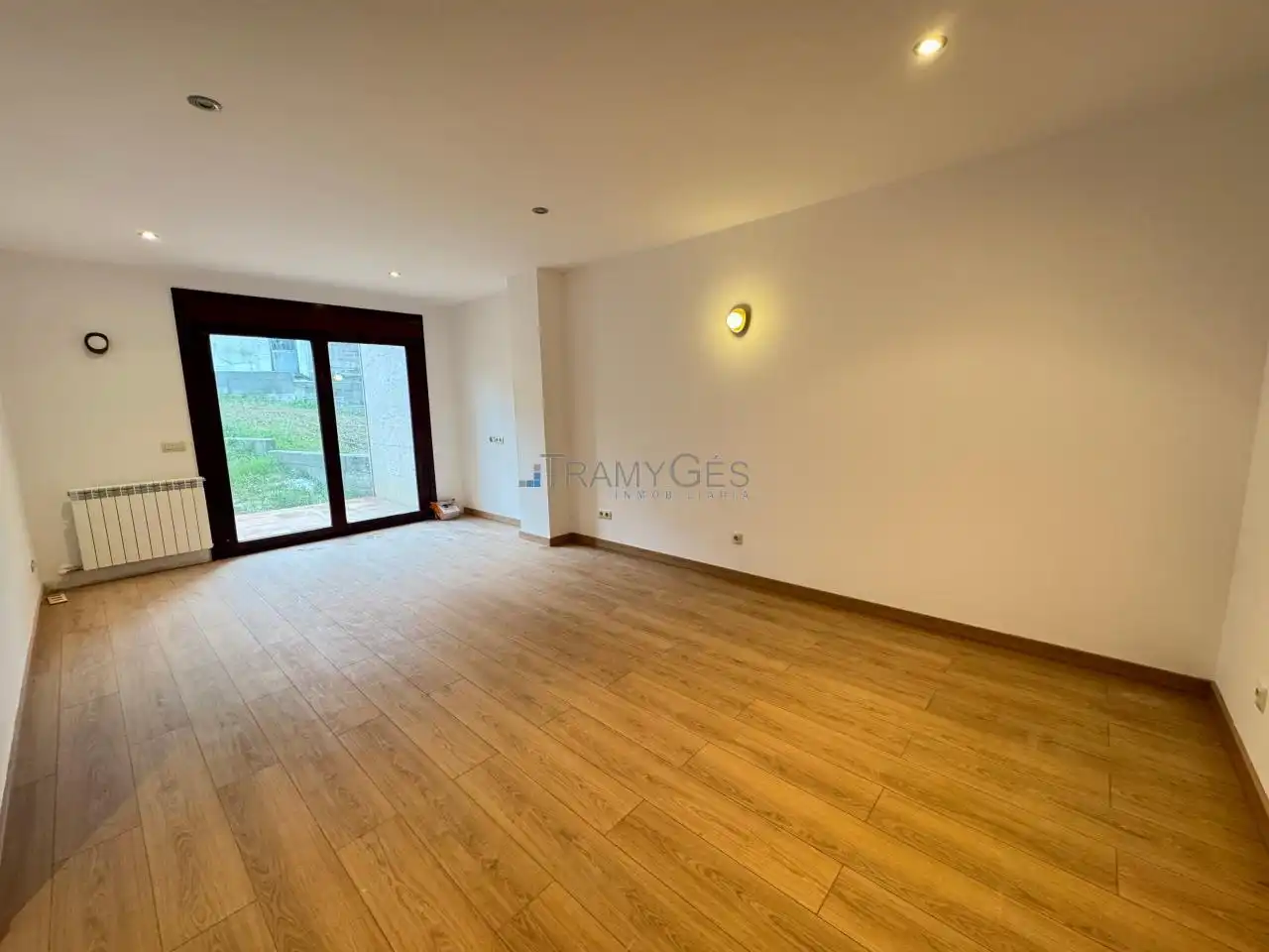 Casa adosada en venta en Vigo  con Calefacción, Jardín privado y Terraza