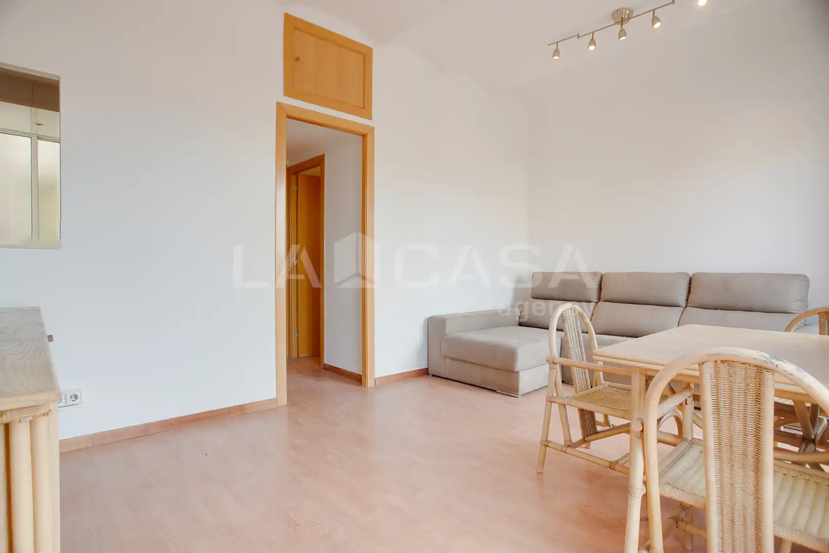 Wohnzimmer von Wohnung zum Verkauf in Barcelona mit Klimaanlage, Abstellraum und Ofen