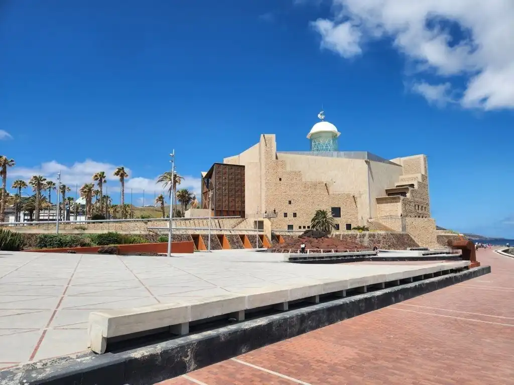 Vista exterior de Casa o xalet en venda en Las Palmas de Gran Canaria amb Aire condicionat i Terrassa