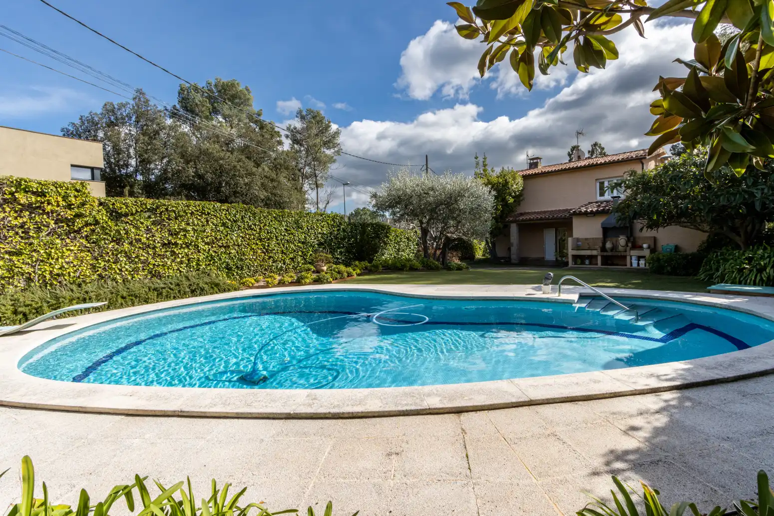 Piscina de Casa o chalet en venta en Matadepera con Calefacción, Jardín privado y Parquet