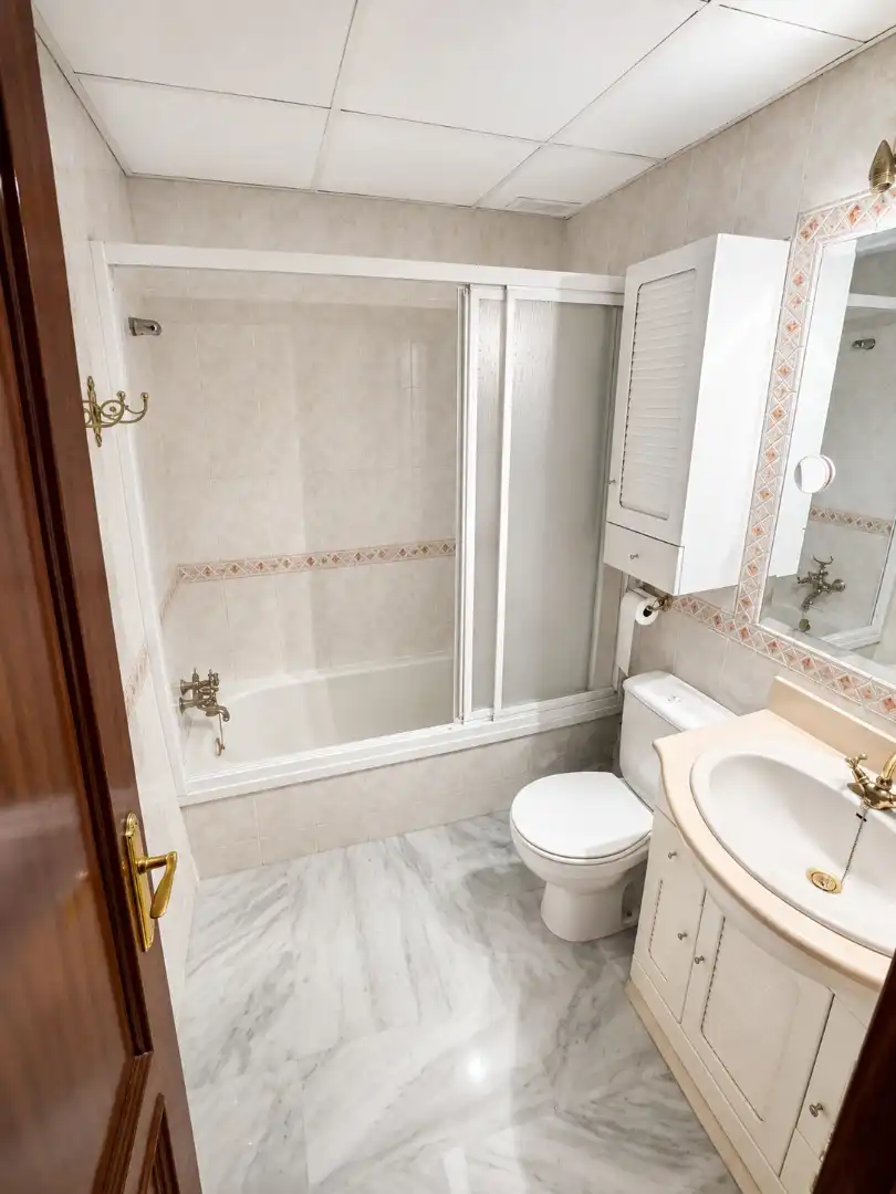 Baño de Piso en venta en Sanlúcar la Mayor con Terraza, Balcón y Internet
