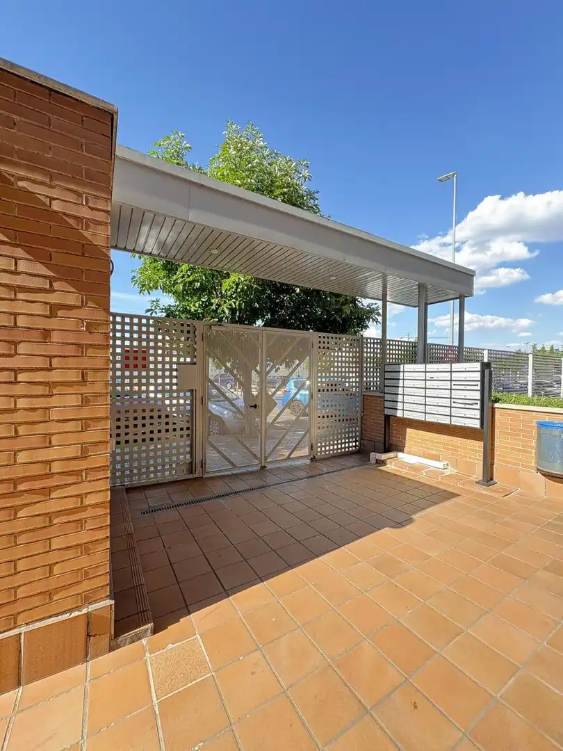 Vista exterior de Planta baja de alquiler en Las Rozas de Madrid con Aire acondicionado, Calefacción y Terraza