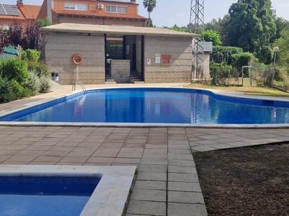 Piscina de Casa adosada en venda en Viladecavalls amb Aire condicionat, Calefacció i Piscina comunitària
