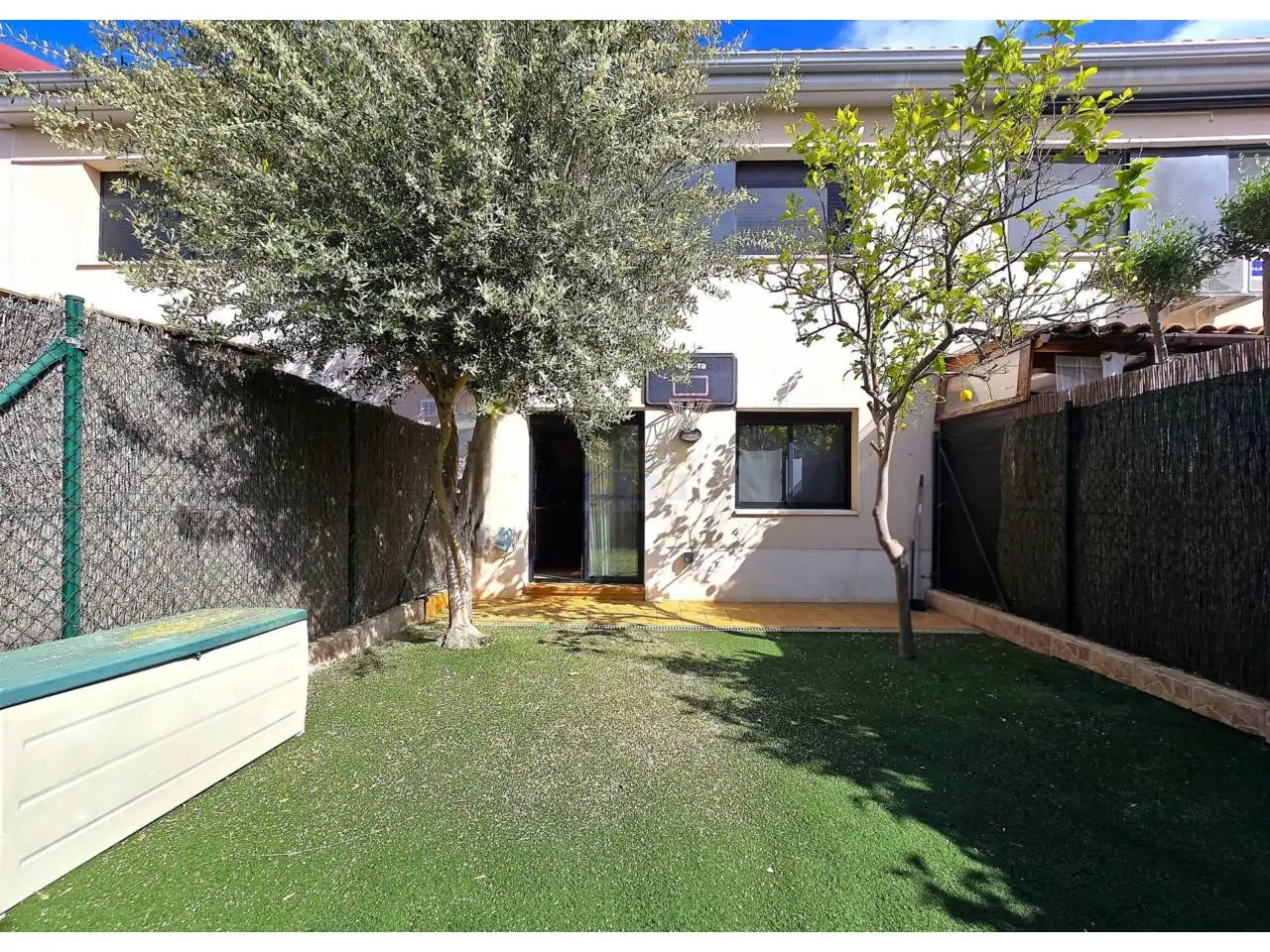 Terraza de Casa adosada en venta en Vilanova i la Geltrú con Aire acondicionado, Calefacción y Jardín privado