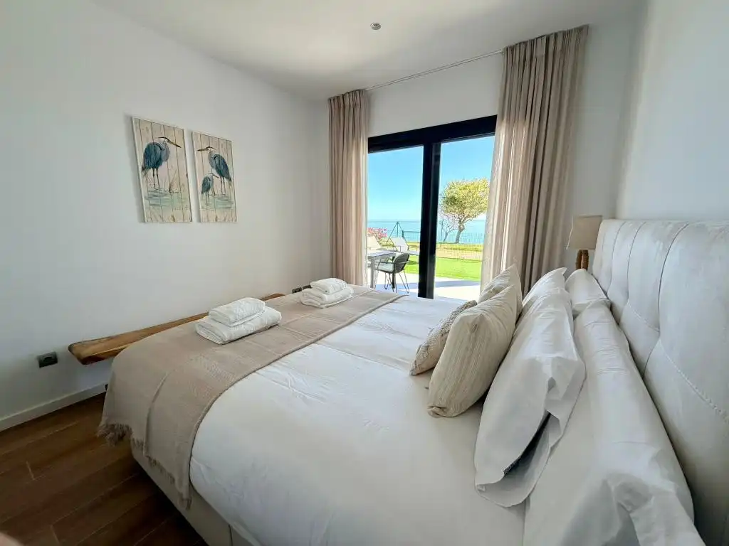 Schlafzimmer von Wohnung zur Miete in La Alcaidesa mit Klimaanlage, Heizung und Privatgarten