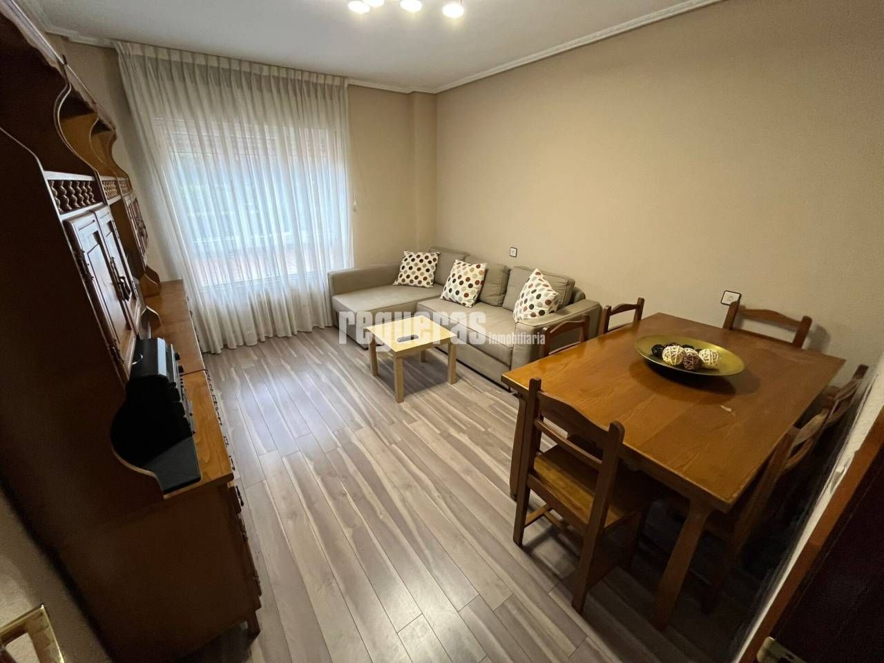 Sala d'estar de Pis en venda en Avilés amb Calefacció, Traster i Moblat