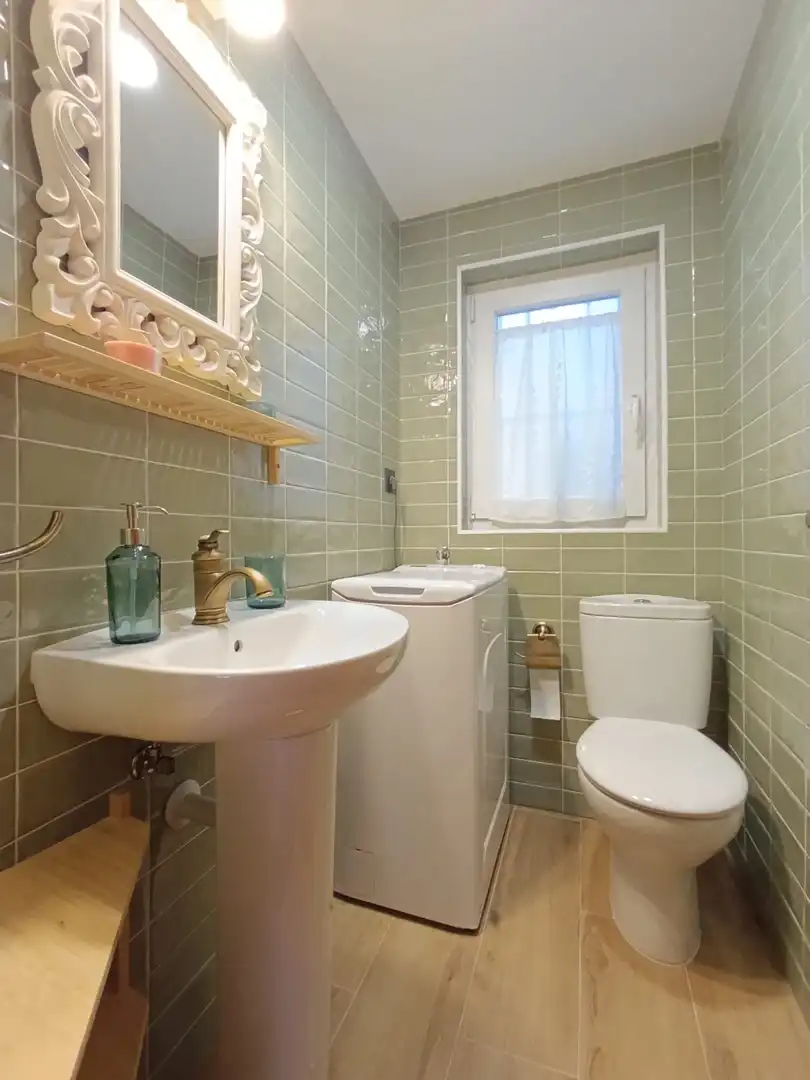 Baño de Piso de alquiler en Oviedo  con Calefacción y Trastero