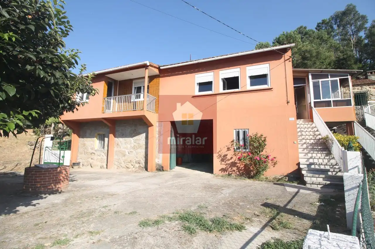 Vista exterior de Casa o xalet en venda en Crecente amb Calefacció, Jardí privat i Terrassa