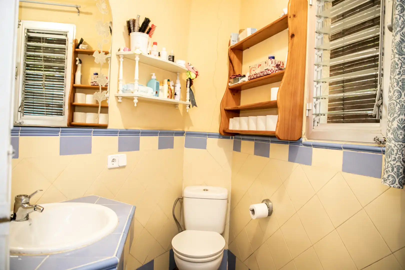 Baño de Casa o chalet en venta en Castilleja de la Cuesta con Aire acondicionado, Calefacción y Jardín privado