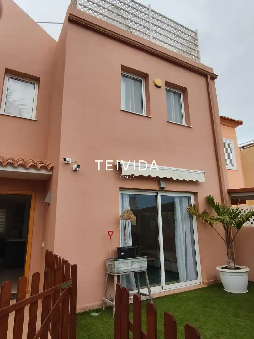 Vista exterior de Casa adosada en venta en Adeje con Aire acondicionado, Terraza y Trastero