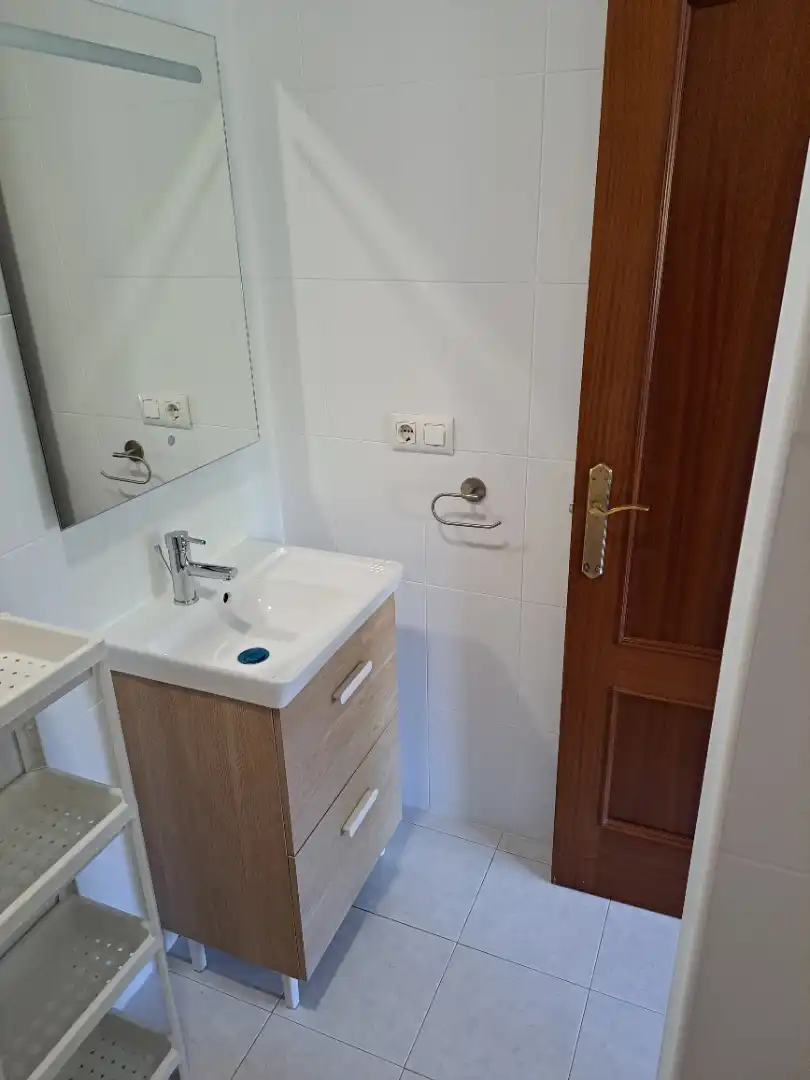 Baño de Piso de alquiler en Armilla con Amueblado, Lavadora y Microondas