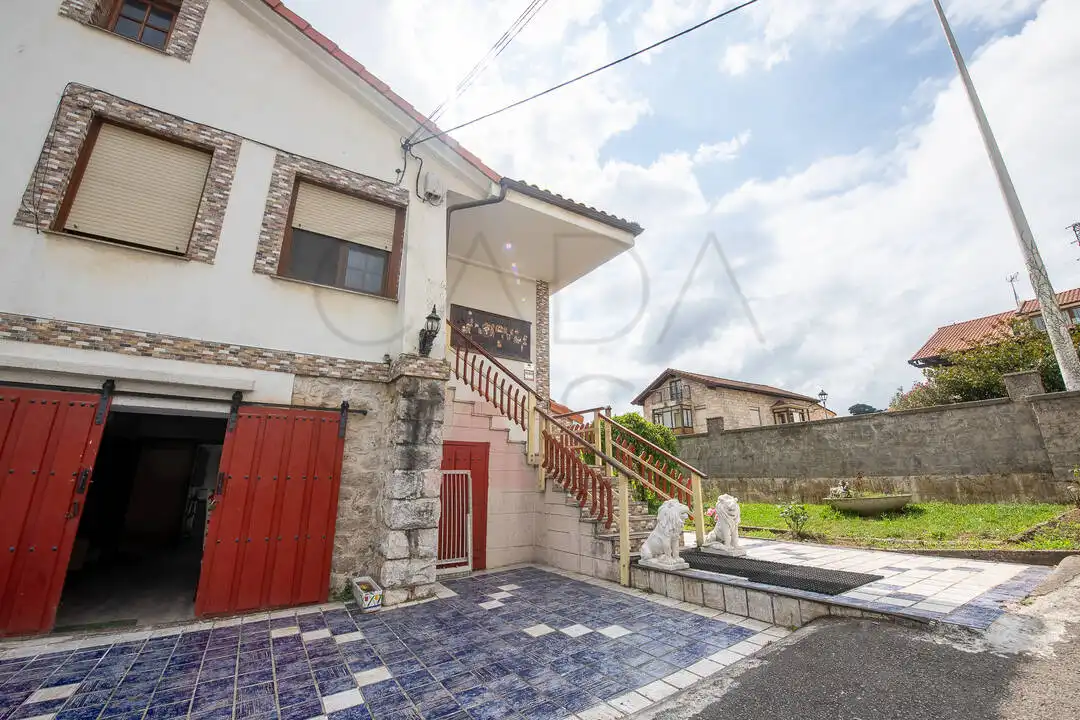 Vista exterior de Casa o xalet en venda en El Astillero   amb Calefacció i Jardí privat