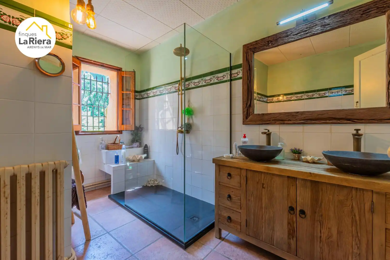 Bathroom of Houses for sale in Arenys de Munt  with Air Conditioner, Heating and Private garden